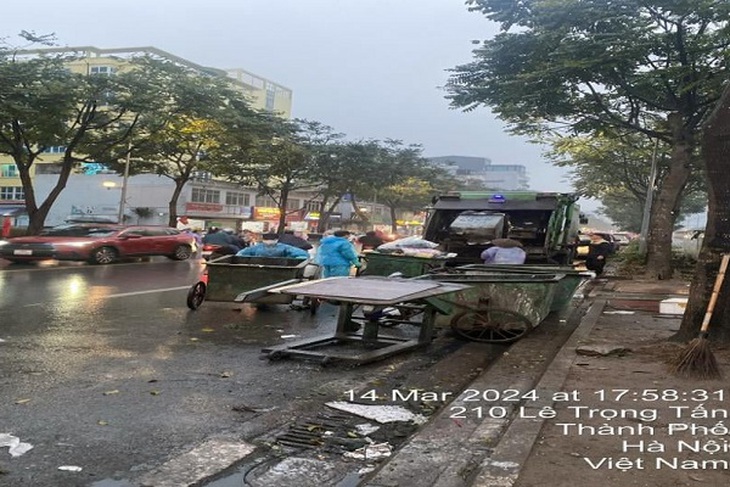 Nhiều xe thu gom rác vi phạm, ảnh hưởng giao thông, mất mĩ quan đô thị- Ảnh 1.