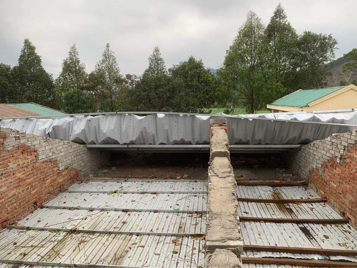 Lốc xoáy khiến trường học hư hỏng nặng, trẻ không thể đến lớp- Ảnh 2.