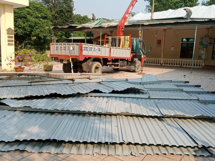 Lốc xoáy khiến trường học hư hỏng nặng, trẻ không thể đến lớp- Ảnh 1.