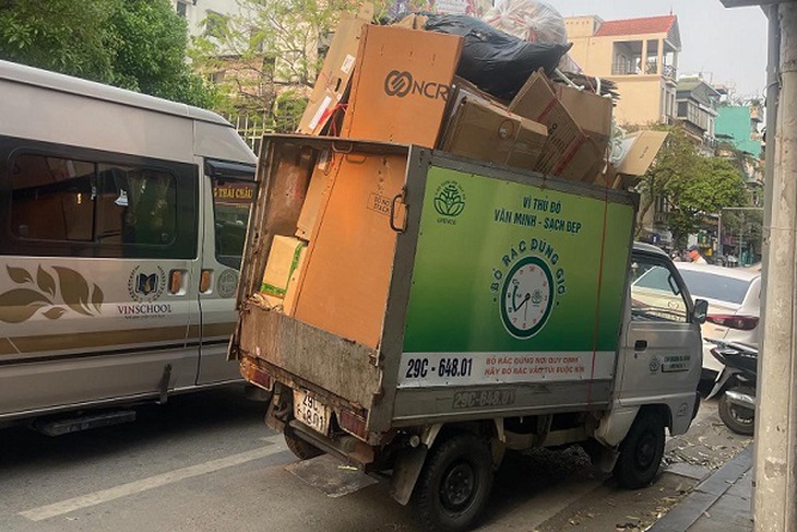 Nhiều xe thu gom rác vi phạm, ảnh hưởng giao thông, mất mĩ quan đô thị- Ảnh 2.
