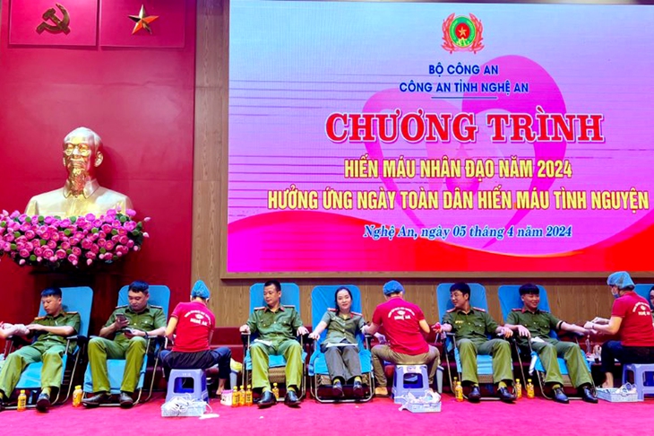 162 đơn vị máu hiến tặng tại chương trình Hiến máu nhân đạo do Công an Nghệ An tổ chức- Ảnh 1. 162 đơn vị máu hiến tặng tại chương trình Hiến máu nhân đạo do Công an Nghệ An tổ chức- Ảnh 1.