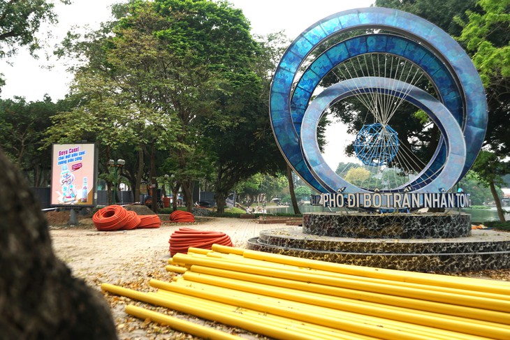 Quây hồ Thiền Quang để thi công cải tạo, người dân vẫn vào câu cá bất chấp bị cấm- Ảnh 17.