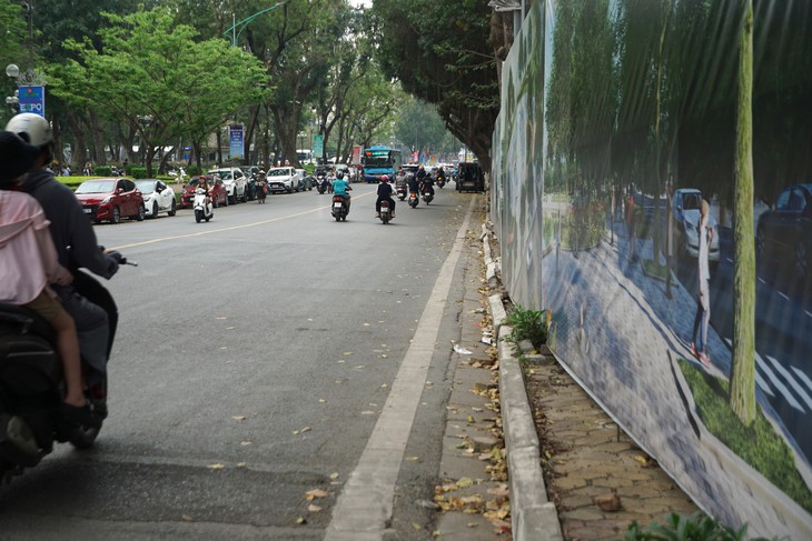 Quây hồ Thiền Quang để thi công cải tạo, người dân vẫn vào câu cá bất chấp bị cấm- Ảnh 4.