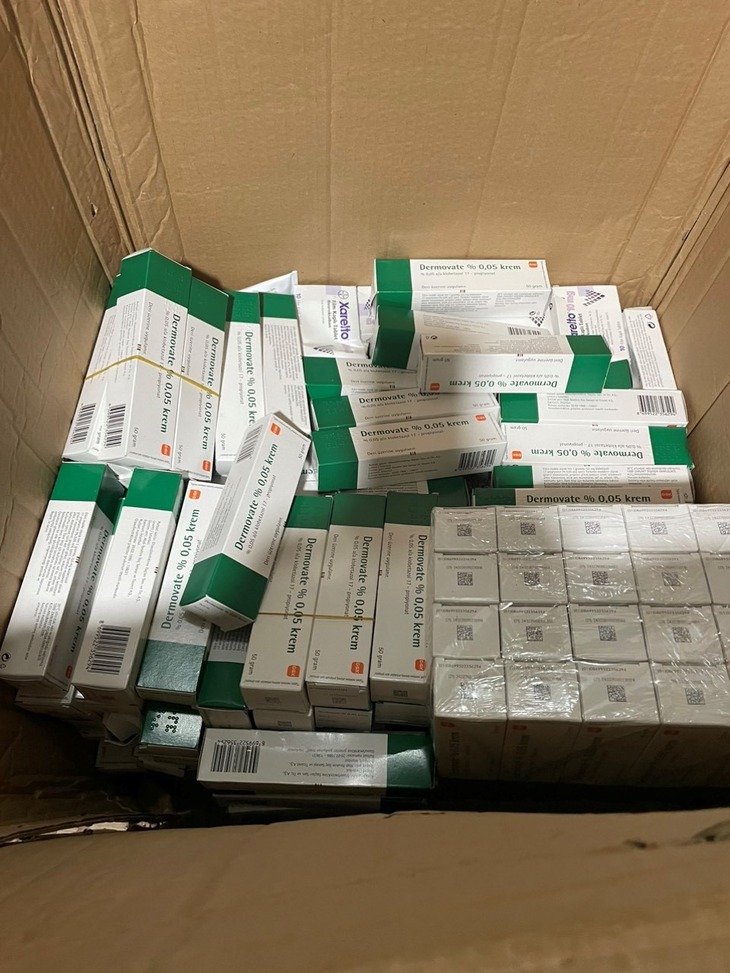 Một tiểu thương thu mua gần 8.000 hộp thuốc chữa bệnh trôi nổi trị giá hơn 2,5 tỉ đồng về bán kiếm lời- Ảnh 3. Một tiểu thương thu mua gần 8.000 hộp thuốc chữa bệnh trôi nổi trị giá hơn 2,5 tỉ đồng về bán kiếm lời- Ảnh 3.