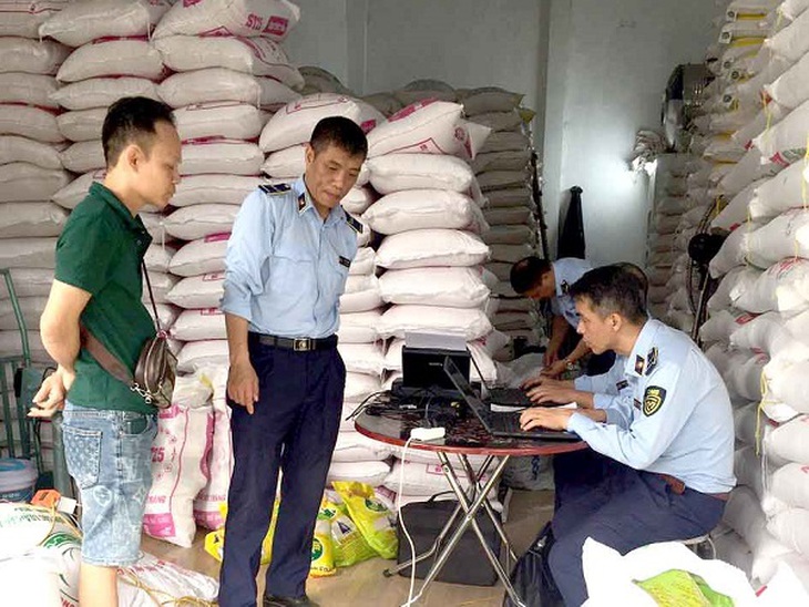Kiểm tra 06 Cơ sở kinh doanh gạo, bước đầu phát hiện 3 cơ sở kinh doanh gạo 'giả'- Ảnh 2. Kiểm tra 06 Cơ sở kinh doanh gạo, bước đầu phát hiện 3 cơ sở kinh doanh gạo 'giả'- Ảnh 2.