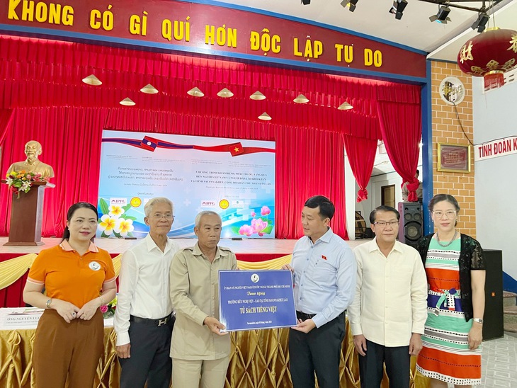 Khám, phát thuốc và tặng quà cho người Việt Nam tại Lào- Ảnh 2.