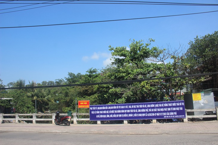 Cán bộ và người dân dầm mình dưới nước đen giúp sông thoát cảnh tù đọng- Ảnh 8.