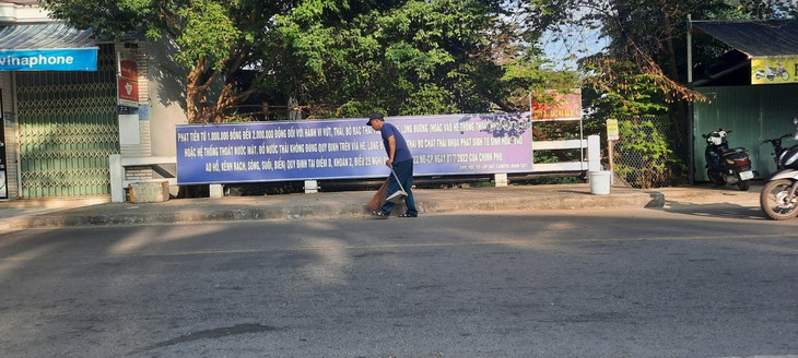 Cán bộ và người dân dầm mình dưới nước đen giúp sông thoát cảnh tù đọng- Ảnh 10.