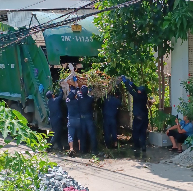 Cán bộ và người dân dầm mình dưới nước đen giúp sông thoát cảnh tù đọng- Ảnh 5.