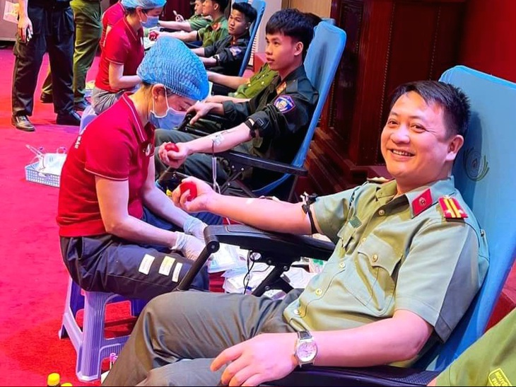 Tham gia Chương trình Cán bộ, chiến sĩ được đội ngũ y tế khám sàng lọc, đảm bảo đủ điều kiện hiến máu. Tham gia Chương trình Cán bộ, chiến sĩ được đội ngũ y tế khám sàng lọc, đảm bảo đủ điều kiện hiến máu.