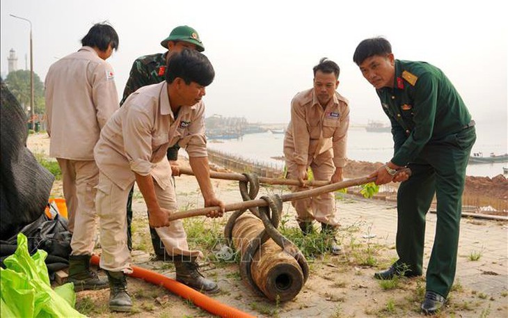 Xử lý thành công quả bom nặng khoảng 230 kg sát bờ kè sông Nhật Lệ