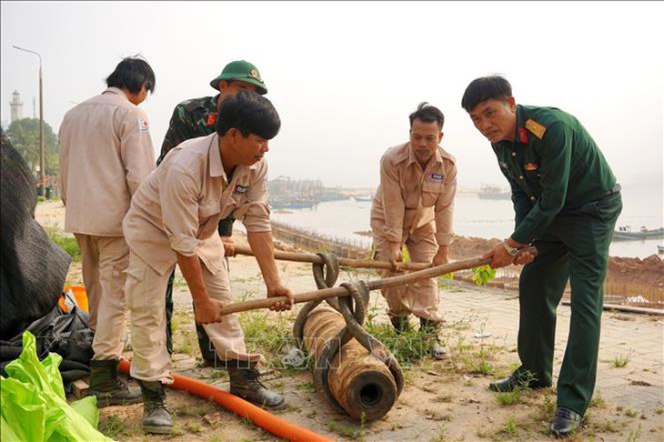 Xử lý thành công quả bom nặng khoảng 230 kg sát bờ kè sông Nhật Lệ- Ảnh 1.