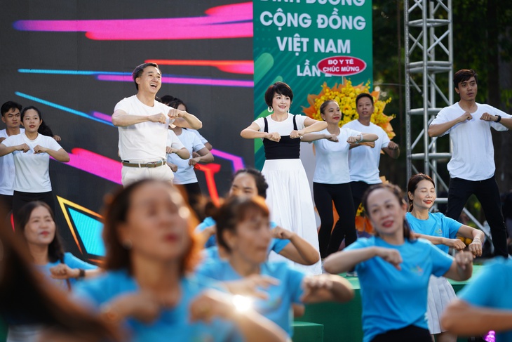 Thứ trưởng Bộ Y tế: Phong trào tập luyện lan tỏa mạnh mẽ trong cộng đồng sau mỗi chương trình Báo Sức khỏe và Đời sống phát động- Ảnh 3. Thứ trưởng Bộ Y tế: Phong trào tập luyện lan tỏa mạnh mẽ trong cộng đồng sau mỗi chương trình Báo Sức khỏe và Đời sống phát động- Ảnh 3.