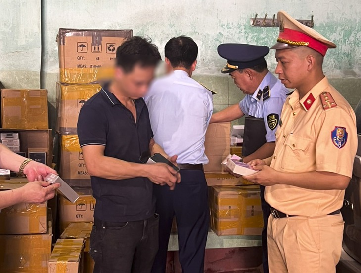 Dừng xe trên cao tốc, phát hiện hơn 6.000 mỹ phẩm nghi hàng lậu trị giá hơn 1 tỷ đồng- Ảnh 2. Dừng xe trên cao tốc, phát hiện hơn 6.000 mỹ phẩm nghi hàng lậu trị giá hơn 1 tỷ đồng- Ảnh 2.