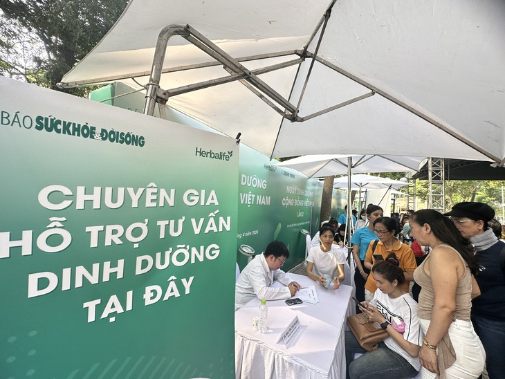 Người dân xếp hàng để tư vấn dinh dưỡng tại Ngày Dinh dưỡng cộng đồng Việt Nam lần 2- Ảnh 1. Người dân xếp hàng để tư vấn dinh dưỡng tại Ngày Dinh dưỡng cộng đồng Việt Nam lần 2- Ảnh 1.