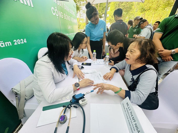 Người dân xếp hàng để tư vấn dinh dưỡng tại Ngày Dinh dưỡng cộng đồng Việt Nam lần 2- Ảnh 14. Người dân xếp hàng để tư vấn dinh dưỡng tại Ngày Dinh dưỡng cộng đồng Việt Nam lần 2- Ảnh 14.