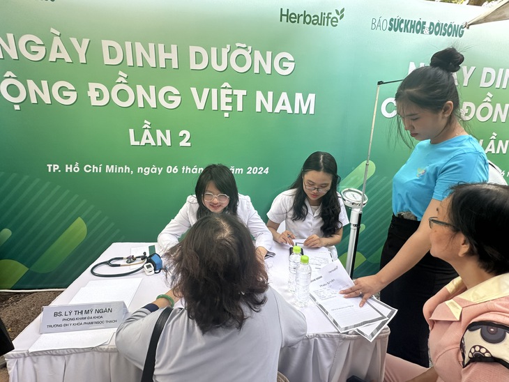 Người dân xếp hàng để tư vấn dinh dưỡng tại Ngày Dinh dưỡng cộng đồng Việt Nam lần 2- Ảnh 12. Người dân xếp hàng để tư vấn dinh dưỡng tại Ngày Dinh dưỡng cộng đồng Việt Nam lần 2- Ảnh 12.
