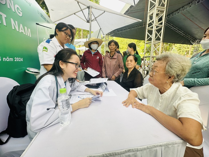 Người dân xếp hàng để tư vấn dinh dưỡng tại Ngày Dinh dưỡng cộng đồng Việt Nam lần 2- Ảnh 6. Người dân xếp hàng để tư vấn dinh dưỡng tại Ngày Dinh dưỡng cộng đồng Việt Nam lần 2- Ảnh 6.