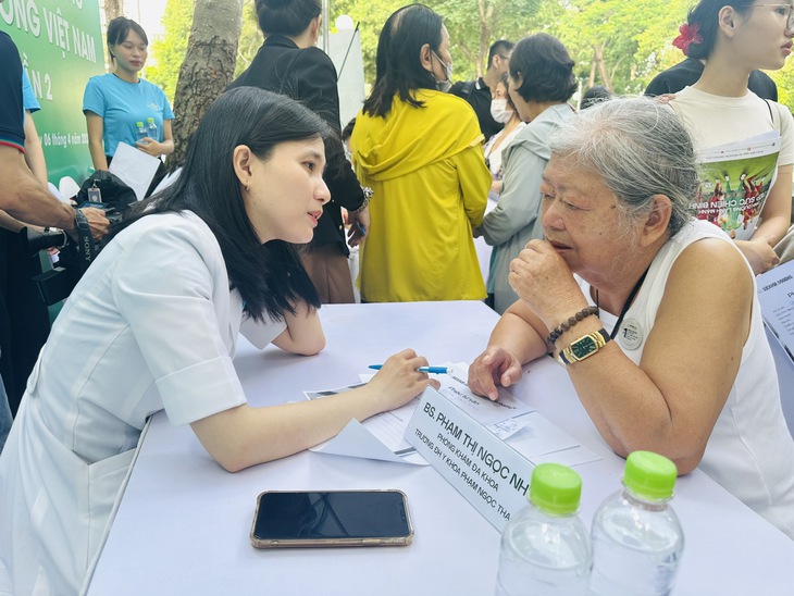 Người dân xếp hàng để tư vấn dinh dưỡng tại Ngày Dinh dưỡng cộng đồng Việt Nam lần 2- Ảnh 13. Người dân xếp hàng để tư vấn dinh dưỡng tại Ngày Dinh dưỡng cộng đồng Việt Nam lần 2- Ảnh 13.