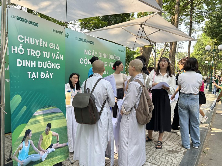 Người dân xếp hàng để tư vấn dinh dưỡng tại Ngày Dinh dưỡng cộng đồng Việt Nam lần 2- Ảnh 9. Người dân xếp hàng để tư vấn dinh dưỡng tại Ngày Dinh dưỡng cộng đồng Việt Nam lần 2- Ảnh 9.