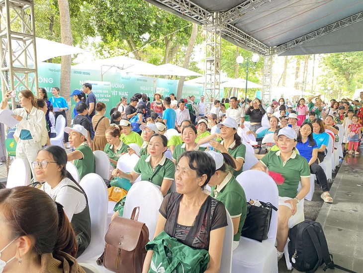 Người dân xếp hàng để tư vấn dinh dưỡng tại Ngày Dinh dưỡng cộng đồng Việt Nam lần 2- Ảnh 3. Người dân xếp hàng để tư vấn dinh dưỡng tại Ngày Dinh dưỡng cộng đồng Việt Nam lần 2- Ảnh 3.