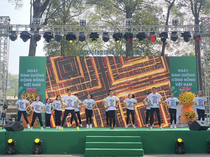 Người dân xếp hàng để tư vấn dinh dưỡng tại Ngày Dinh dưỡng cộng đồng Việt Nam lần 2- Ảnh 18. Người dân xếp hàng để tư vấn dinh dưỡng tại Ngày Dinh dưỡng cộng đồng Việt Nam lần 2- Ảnh 18.