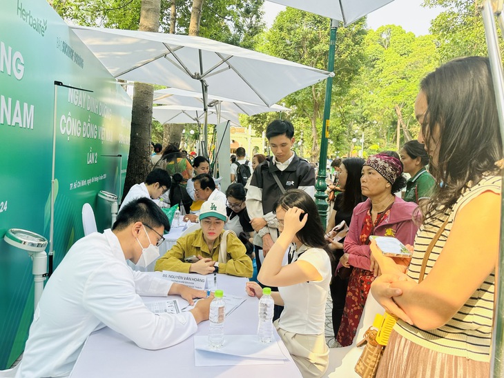 Người dân xếp hàng để tư vấn dinh dưỡng tại Ngày Dinh dưỡng cộng đồng Việt Nam lần 2- Ảnh 4. Người dân xếp hàng để tư vấn dinh dưỡng tại Ngày Dinh dưỡng cộng đồng Việt Nam lần 2- Ảnh 4.