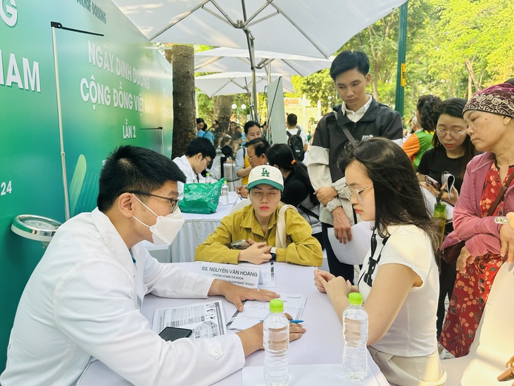 Người dân xếp hàng để tư vấn dinh dưỡng tại Ngày Dinh dưỡng cộng đồng Việt Nam lần 2- Ảnh 7. Người dân xếp hàng để tư vấn dinh dưỡng tại Ngày Dinh dưỡng cộng đồng Việt Nam lần 2- Ảnh 7.