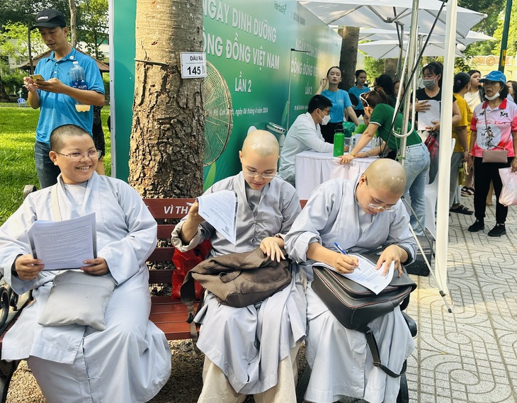 Người dân xếp hàng để tư vấn dinh dưỡng tại Ngày Dinh dưỡng cộng đồng Việt Nam lần 2- Ảnh 8. Người dân xếp hàng để tư vấn dinh dưỡng tại Ngày Dinh dưỡng cộng đồng Việt Nam lần 2- Ảnh 8.