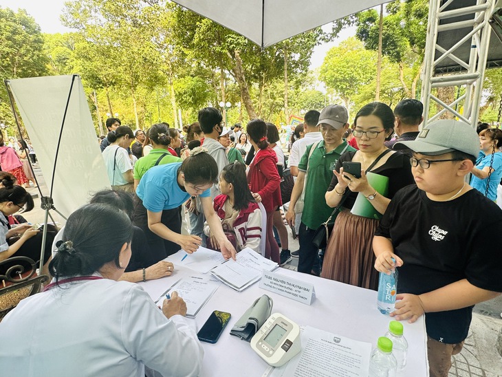 Người dân xếp hàng để tư vấn dinh dưỡng tại Ngày Dinh dưỡng cộng đồng Việt Nam lần 2- Ảnh 17. Người dân xếp hàng để tư vấn dinh dưỡng tại Ngày Dinh dưỡng cộng đồng Việt Nam lần 2- Ảnh 17.