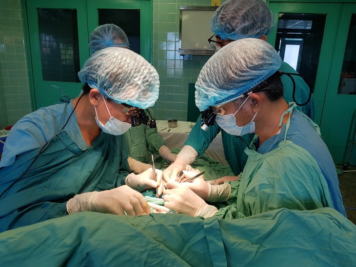 Nhiều trẻ phải cắt bỏ tinh hoàn vì đến viện muộn, cha mẹ lưu ý dấu hiệu dưới đây- Ảnh 1.
