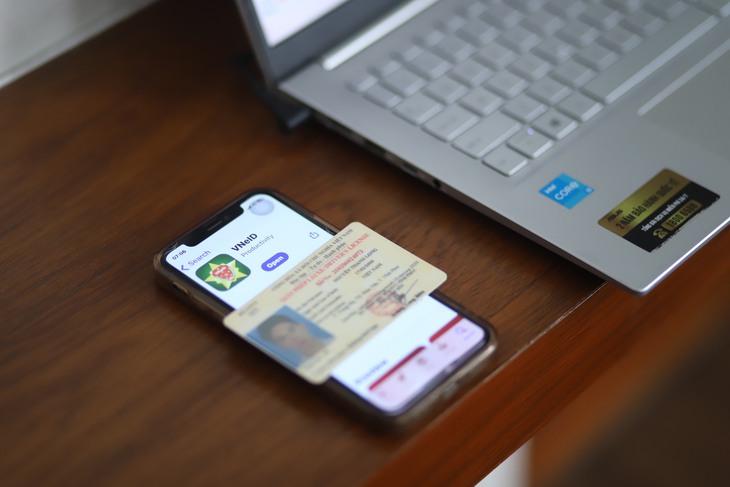 Sử dụng giấy phép lái xe tích hợp trên VNeID thay cho giấy phép bản cứng được không?- Ảnh 2.