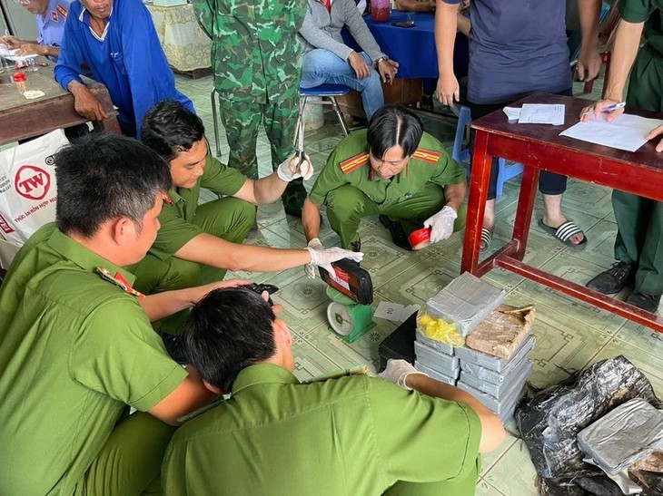 Bến Tre: Người dân phát hiện 23 gói nylon chứa cocaine dạt vào bờ biển- Ảnh 1.