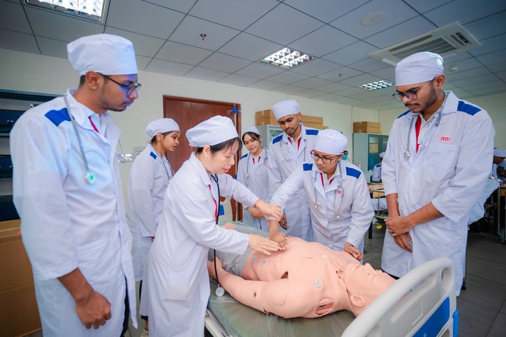 HIU công bố điểm chuẩn xét học bạ và chính sách học bổng hấp dẫn 2024- Ảnh 2.