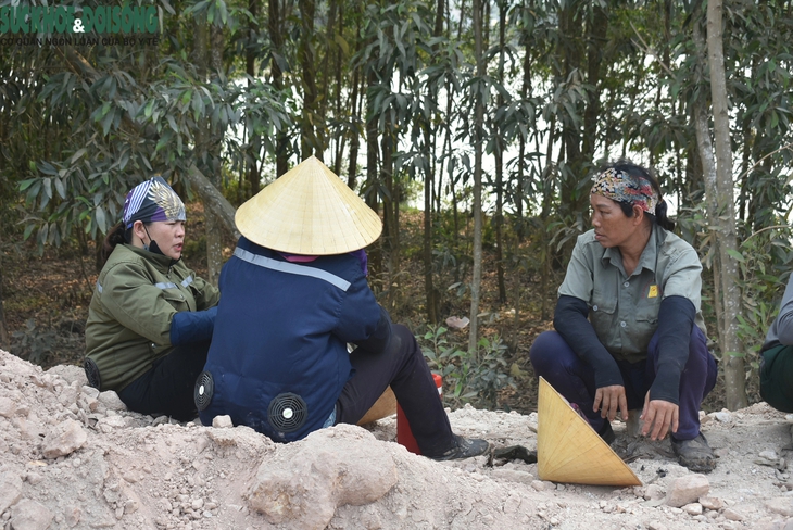 Công nhân 'căng mình' thi công đường cao tốc dưới thời tiết khắc nghiệt- Ảnh 8.
