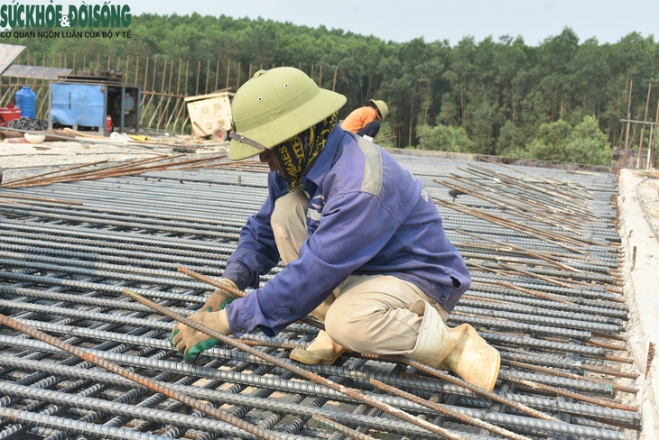 Công nhân 'căng mình' thi công đường cao tốc dưới thời tiết khắc nghiệt- Ảnh 13.