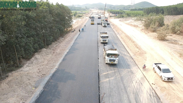 Công nhân 'căng mình' thi công đường cao tốc dưới thời tiết khắc nghiệt- Ảnh 14.
