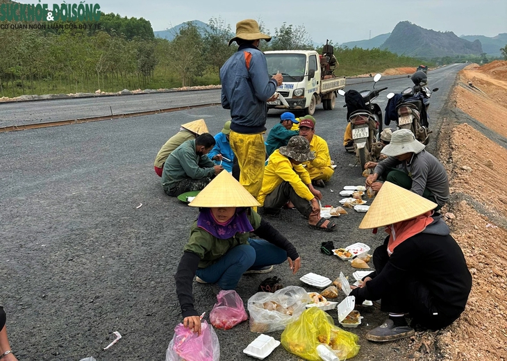 Công nhân 'căng mình' thi công đường cao tốc dưới thời tiết khắc nghiệt- Ảnh 9.