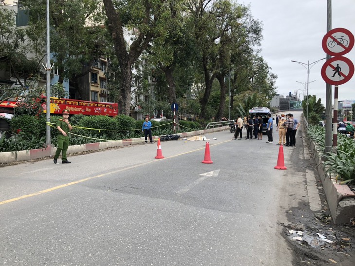 Nam sinh đi xe đạp điện tử vong tại chỗ sau TNGT trên đường Yên Phụ- Ảnh 2. Nam sinh đi xe đạp điện tử vong tại chỗ sau TNGT trên đường Yên Phụ- Ảnh 2.