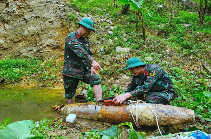 Phát hiện, tiêu hủy quả bom hơn 226 kg còn nguyên kíp nổ- Ảnh 2.
