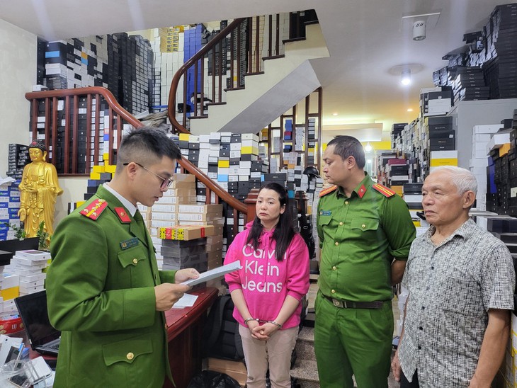 Nữ quái lừa 7.000 người mua điện thoại chiếm đoạt 90 tỉ đồng- Ảnh 1.