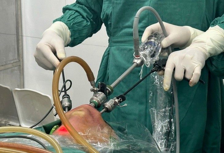 Bệnh viện Nội tiết Nghệ An tiên phong trong phẫu thuật ung thư tuyến giáp qua đường miệng- Ảnh 6.