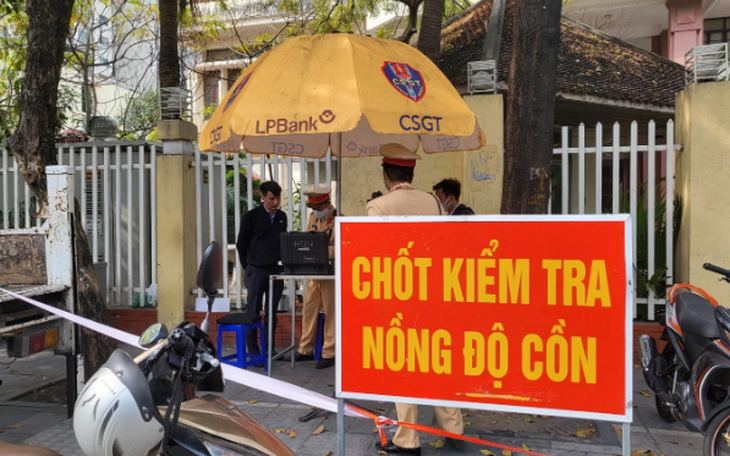 Thanh niên bị kiểm tra nồng độ cồn dùng dao tấn công, ném đá CSGT