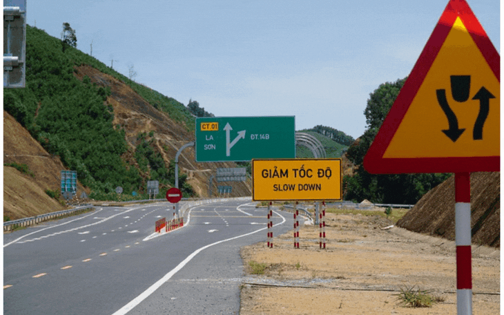 Gặp sự cố trên cao tốc không thể gọi ai cầu cứu vì điện thoại 