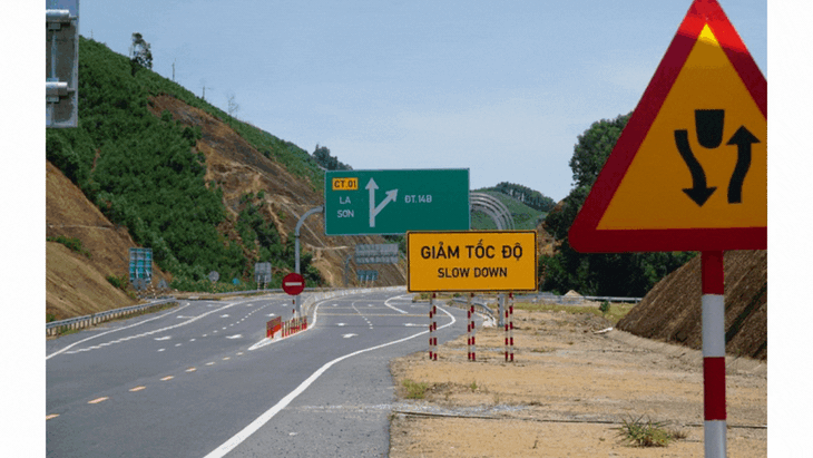 Gặp sự cố trên cao tốc không thể gọi ai cầu cứu vì điện thoại '0 vạch'- Ảnh 2.