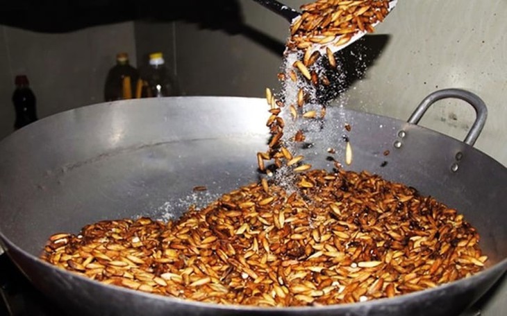 Loại hạt là quà vặt miễn phí của học trò xưa nay bỗng thành đặc sản, giá nửa triệu/kg vẫn tranh mua- Ảnh 3.