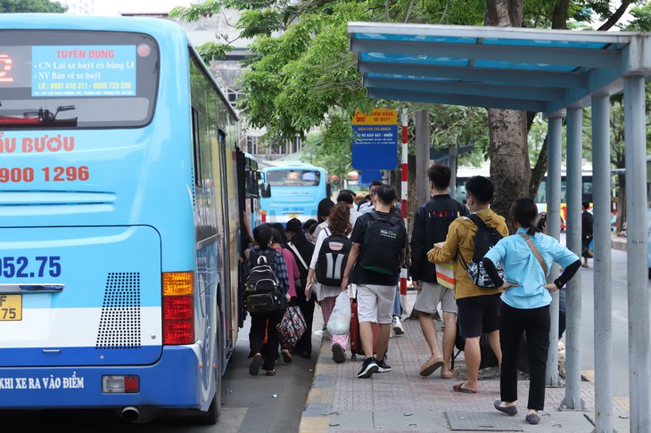 Xe buýt Hà Nội chạy xuyên Tết, người dân lưu ý thời gian mở bến từng ngày- Ảnh 2. Xe buýt Hà Nội chạy xuyên Tết, người dân lưu ý thời gian mở bến từng ngày- Ảnh 2.