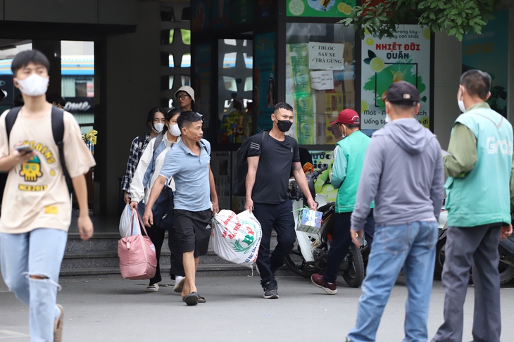 Nhiều người 'ngại' vào bến vì xe ôm liên tục đeo bám, làm phiền- Ảnh 4. Nhiều người 'ngại' vào bến vì xe ôm liên tục đeo bám, làm phiền- Ảnh 4.