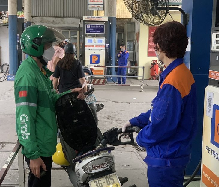 Giá xăng ngày mai sẽ được điều chỉnh ra sao sau kỳ nghỉ lễ?- Ảnh 1.