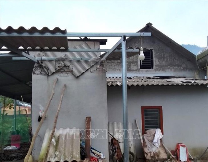 Dông lốc gây thiệt hại về người, nhà cửa và hoa màu ở Yên Bái- Ảnh 1.